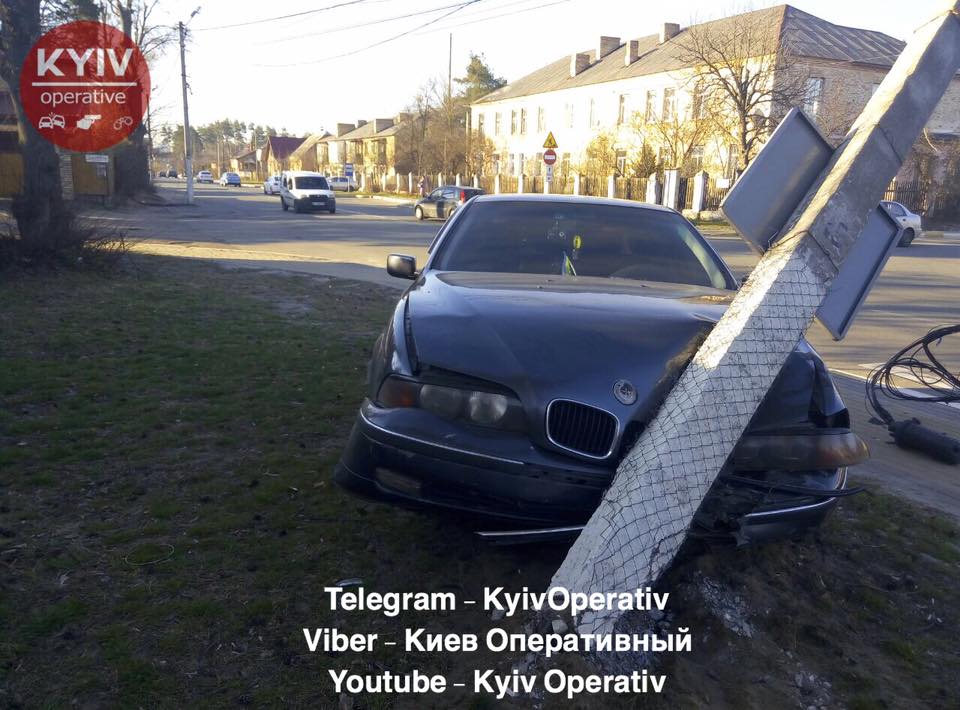 В Ирпене на одном из перекрестков BMW снес электроопору (фото)