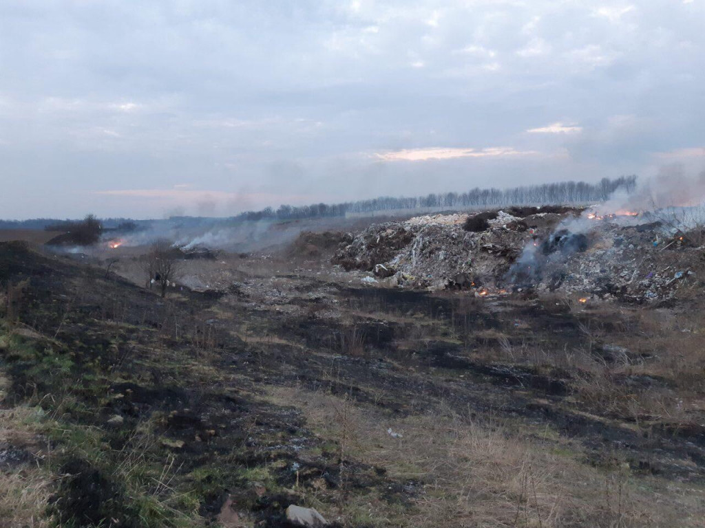 На стихийной свалке в Белоцерковском районе Киевщины возник масштабный пожар