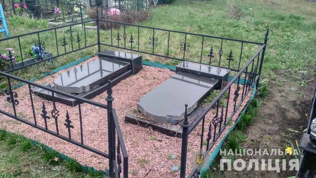 Группа нетрезвых подростков устроила погром на кладбище в Белоцерковском районе