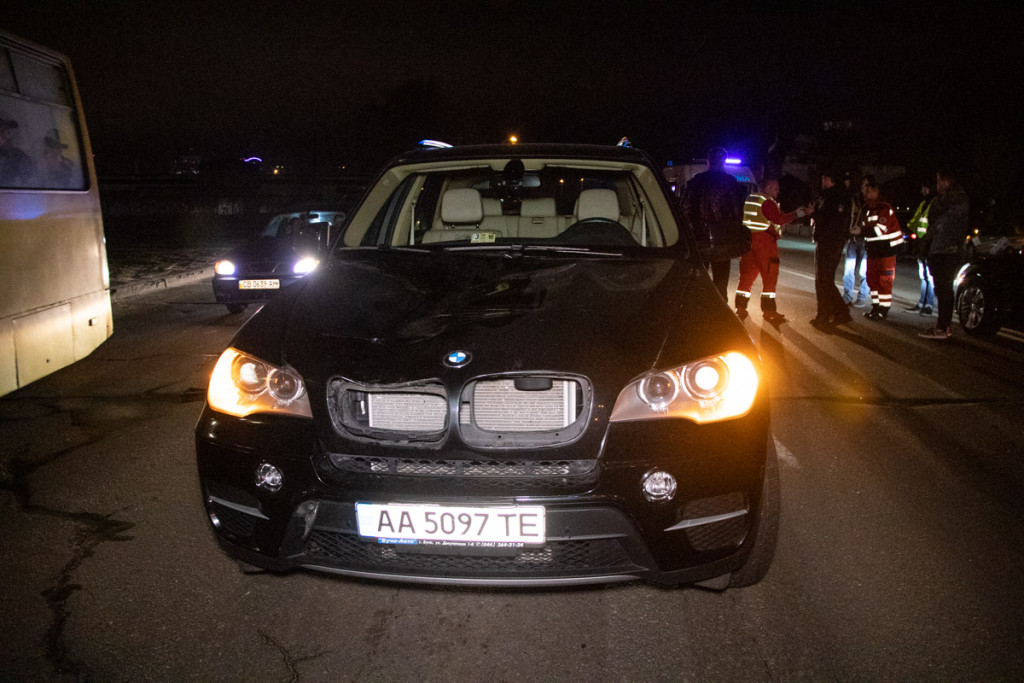 На Днепровской набережной в Киеве пешехода-нарушителя сбил внедорожник BMW (фото, видео)