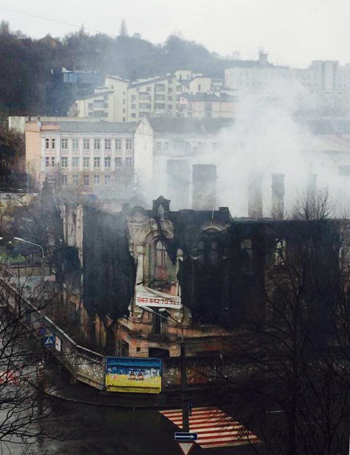 На столичном Подоле снова горела историческая усадьба на улице Межигорской