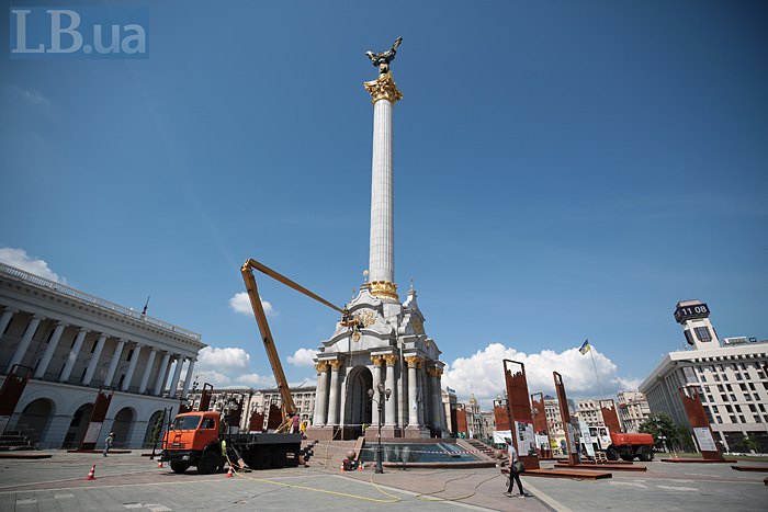 В Киеве впервые помыли Монумент Независимости (фото)