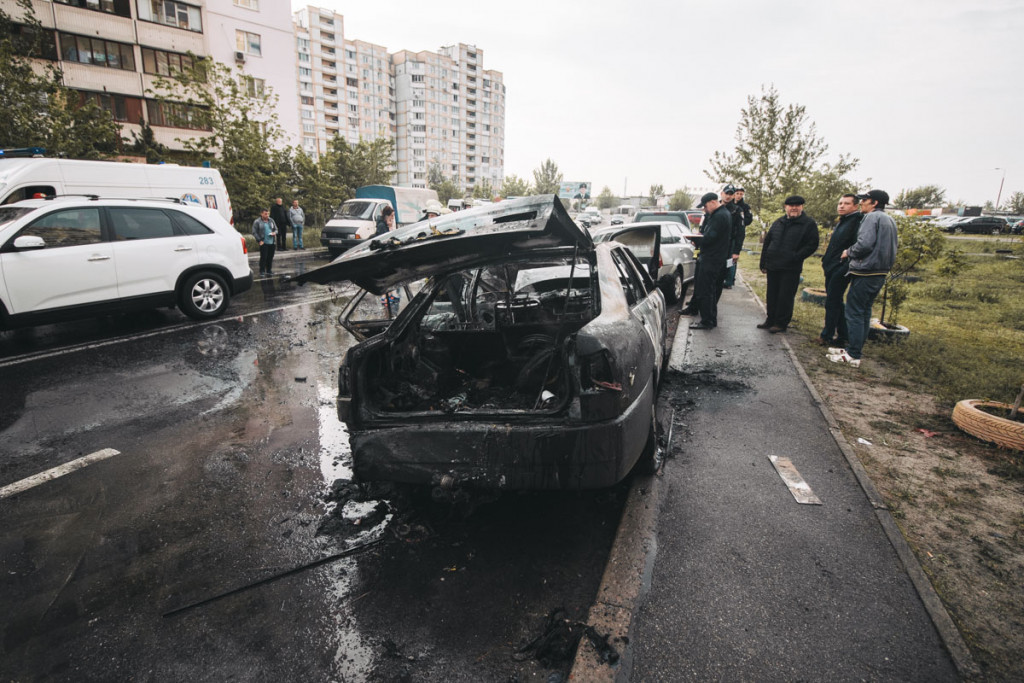 На Позняках в Киеве Chery Amulet протаранил три припаркованных автомобиля и загорелся (фото, видео)