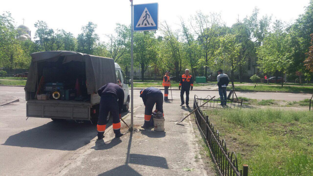 На выезде с улицы Тороповского на бульвар Верховного Совета в Киеве приняты меры по улучшению безопасности движения (фото)