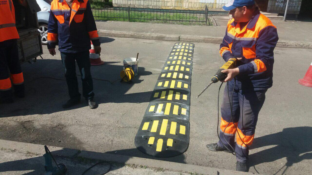 На выезде с улицы Тороповского на бульвар Верховного Совета в Киеве приняты меры по улучшению безопасности движения (фото)