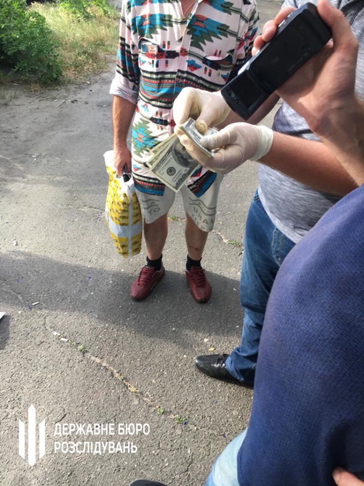 Следователя прокуратуры Киевской области задержали при получении взятки (фото)