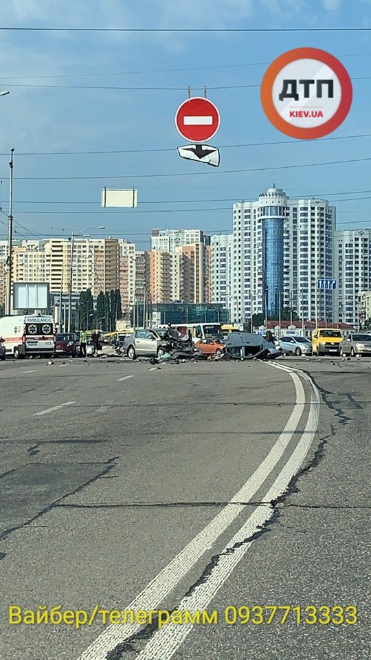 У центрального автовокзала в Киеве легковой автомобиль разорвало и опрокинуло в результате смертельного ДТП (фото, видео 18+)