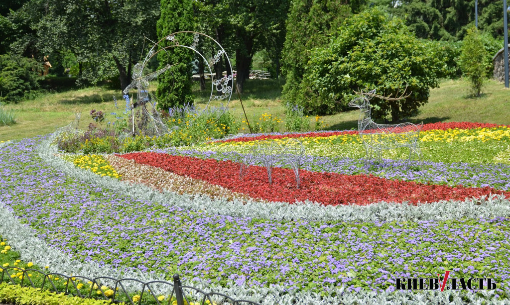 В Киеве открылась выставка “Цветочная Эллада” (фото)