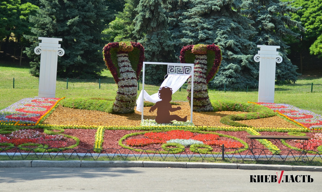 В Киеве открылась выставка “Цветочная Эллада” (фото)