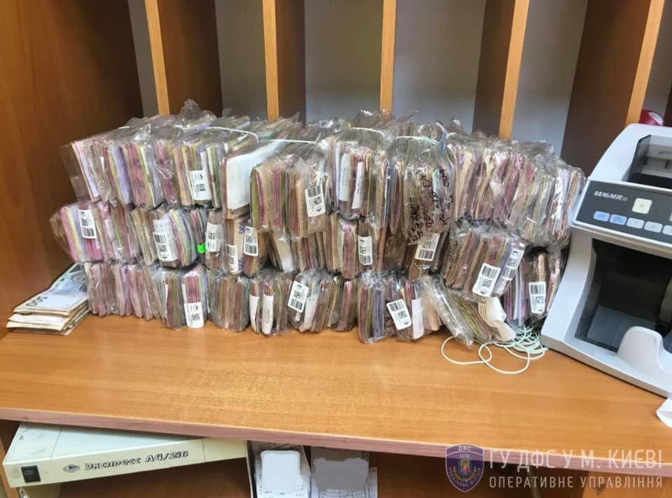 Фискалы изъяли у столичного табачного предприятия 50 млн гривен неучтенной наличности (фото)
