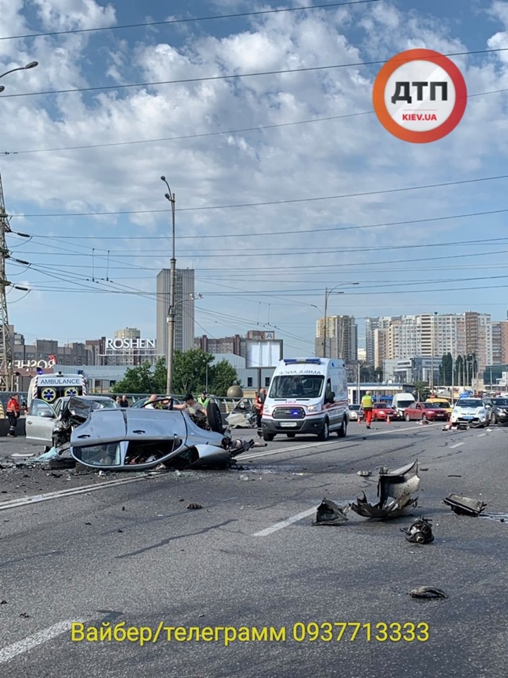 У центрального автовокзала в Киеве легковой автомобиль разорвало и опрокинуло в результате смертельного ДТП (фото, видео 18+)