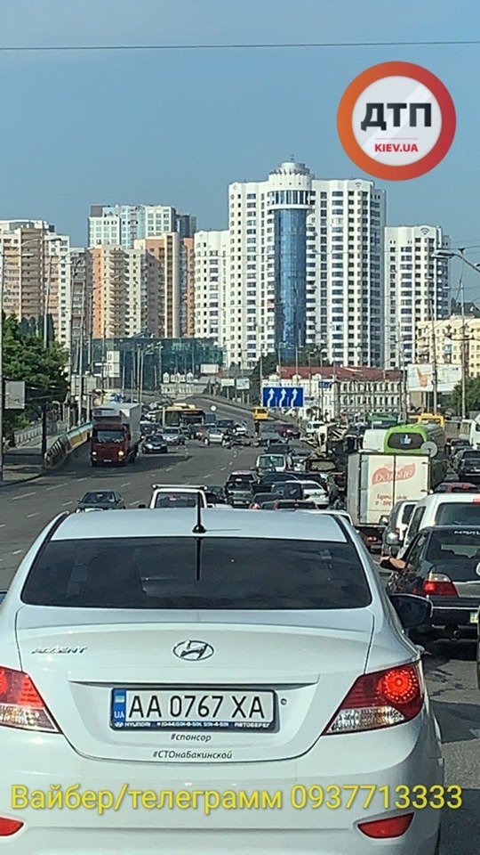 У центрального автовокзала в Киеве легковой автомобиль разорвало и опрокинуло в результате смертельного ДТП (фото, видео 18+)