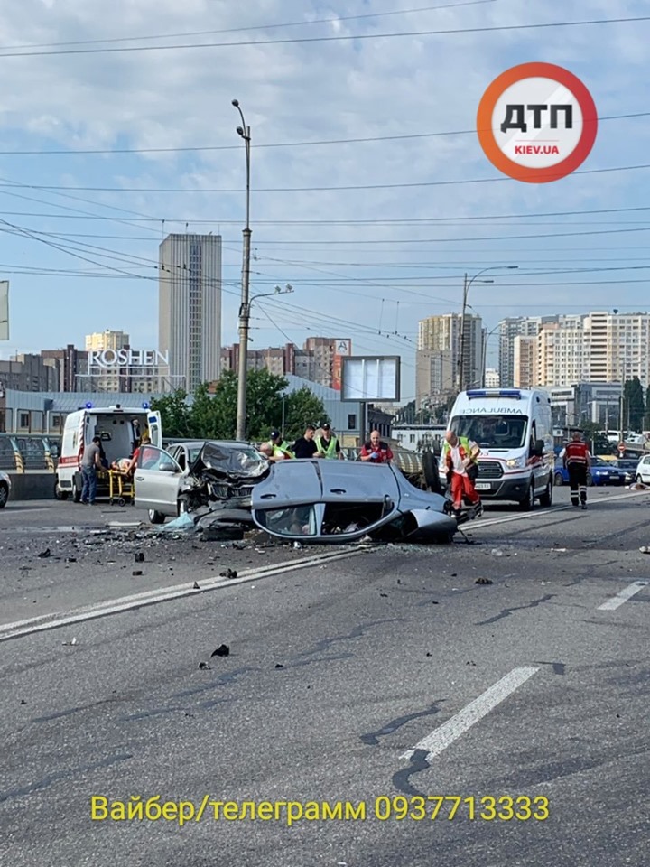 У центрального автовокзала в Киеве легковой автомобиль разорвало и опрокинуло в результате смертельного ДТП (фото, видео 18+)