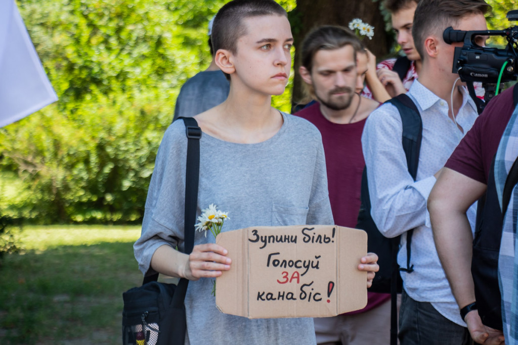 Под Радой в Киеве прошел митинг за легализацию медицинской марихуаны (фото, видео)