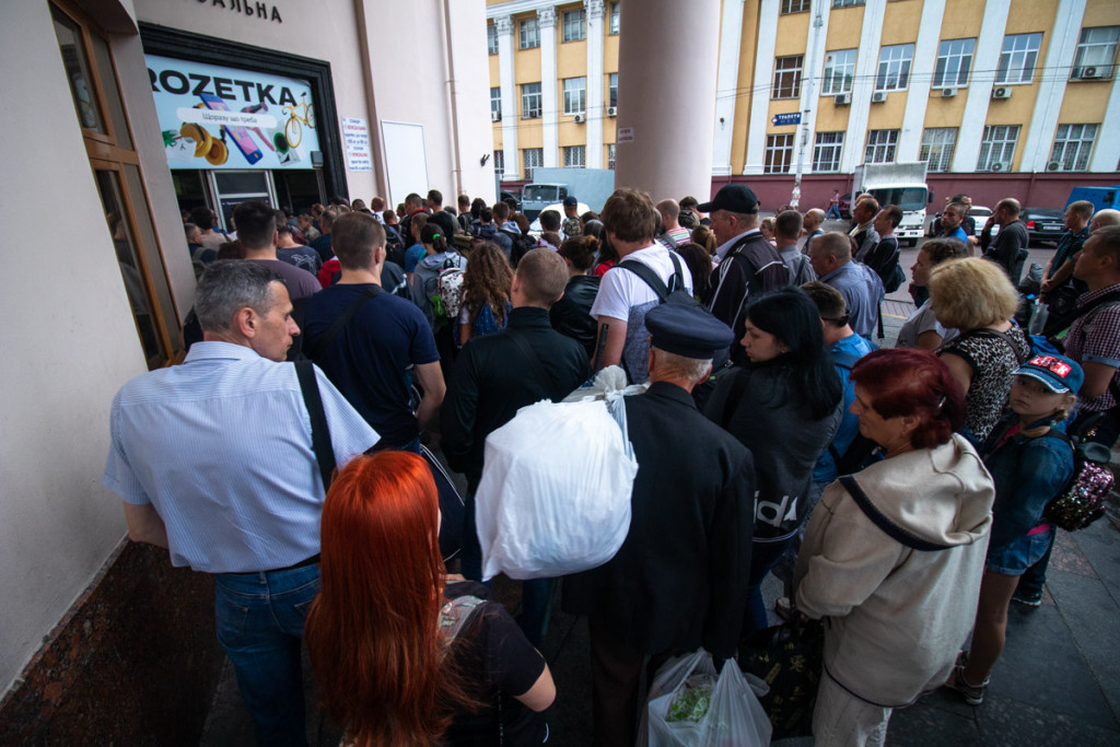 В метро Киева перекупщики продают жетоны с наценкой из-за огромных очередей - СМИ (фото, видео)
