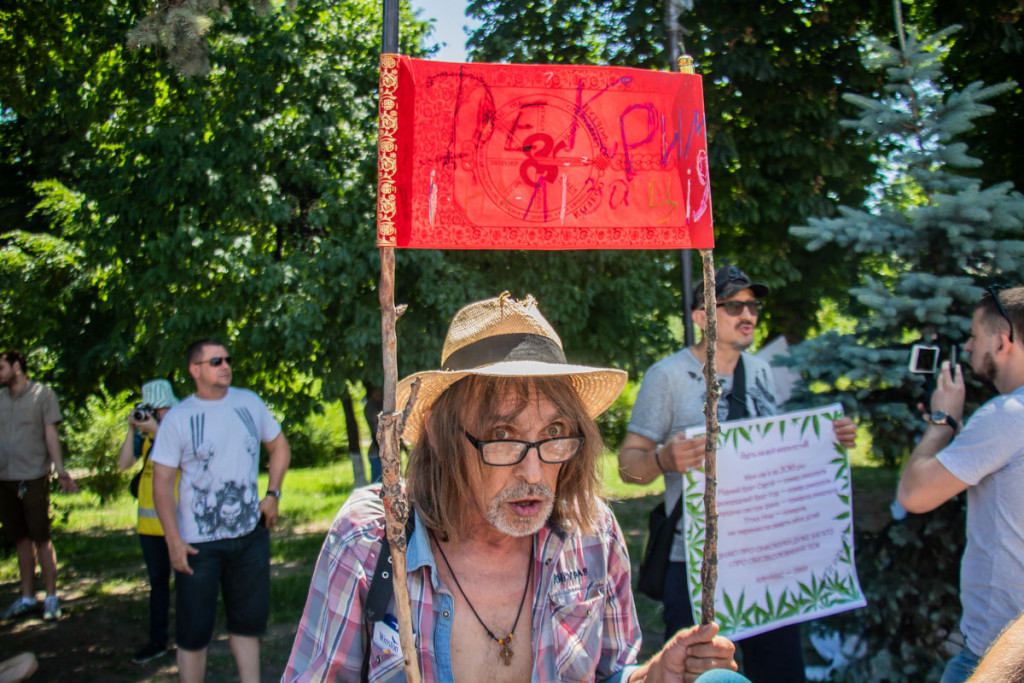 Под Радой в Киеве прошел митинг за легализацию медицинской марихуаны (фото, видео)