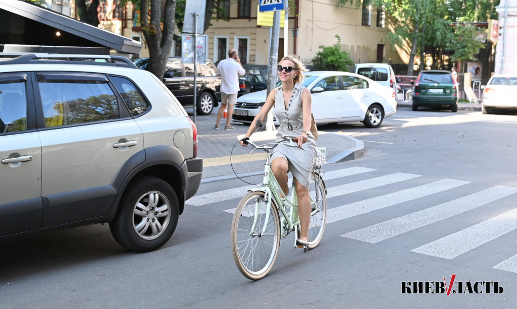 В Киеве прошел велопарад девушек Kyiv Cycle Chic (фото)