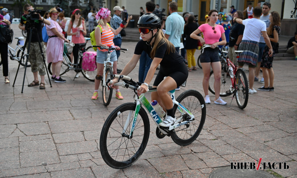 В Киеве прошел велопарад девушек Kyiv Cycle Chic (фото)