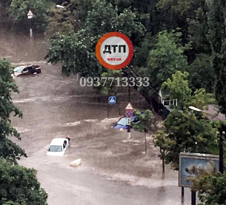 Улицы Киева затопил сильный ливень (фото, видео)