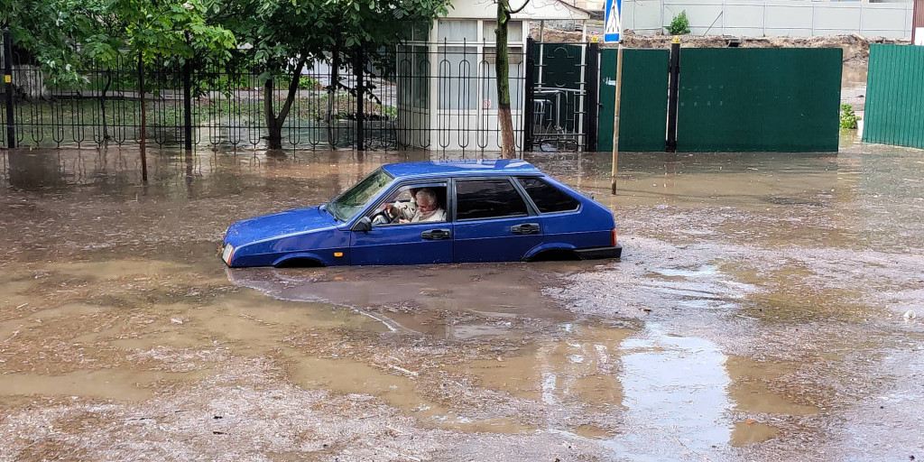 Улицы Киева затопил сильный ливень (фото, видео)