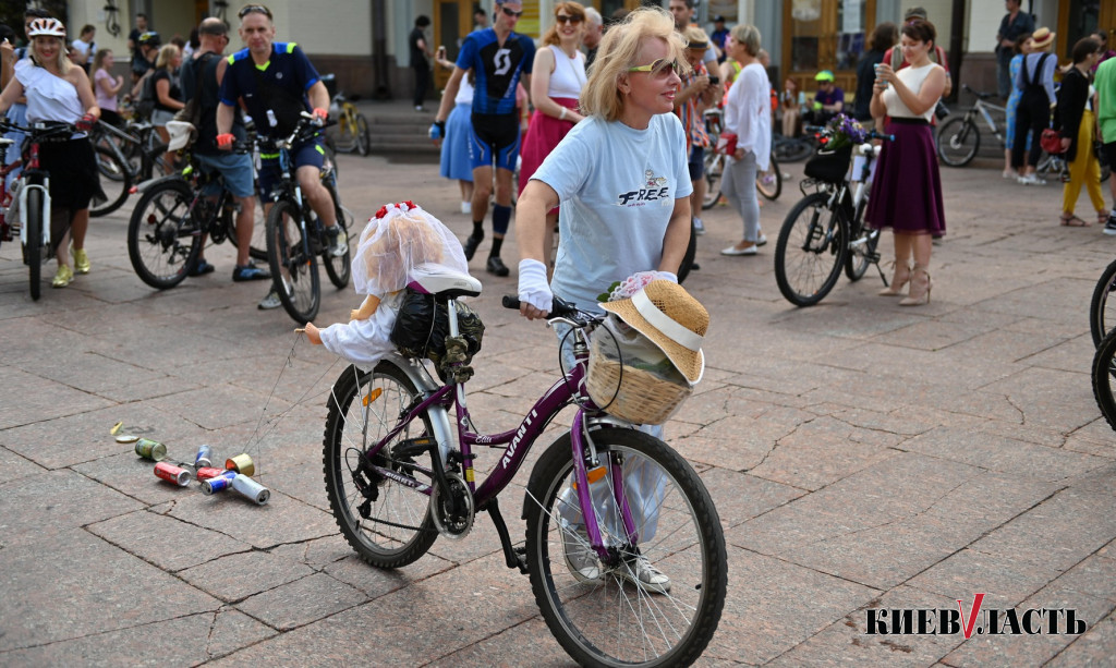 В Киеве прошел велопарад девушек Kyiv Cycle Chic (фото)