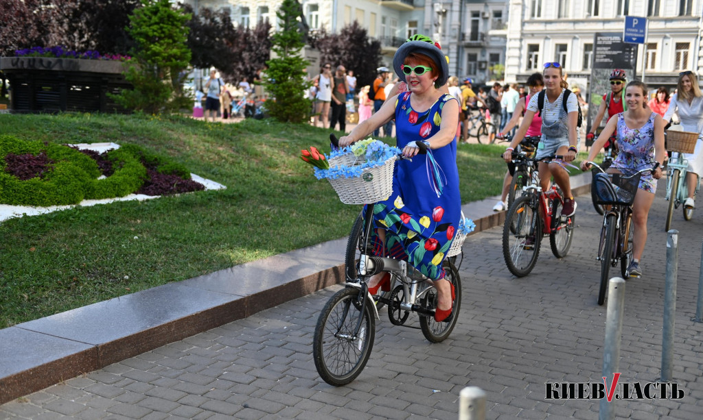 В Киеве прошел велопарад девушек Kyiv Cycle Chic (фото)