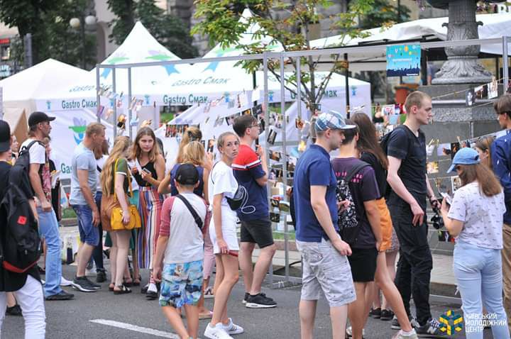Киевский молодежный центр организовал массовое празднование Дня молодежи на Крещатике (фото)