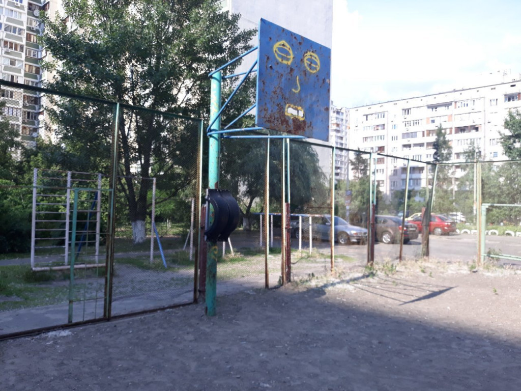 На столичных Позняках модернизировали баскетбольную площадку (фото)