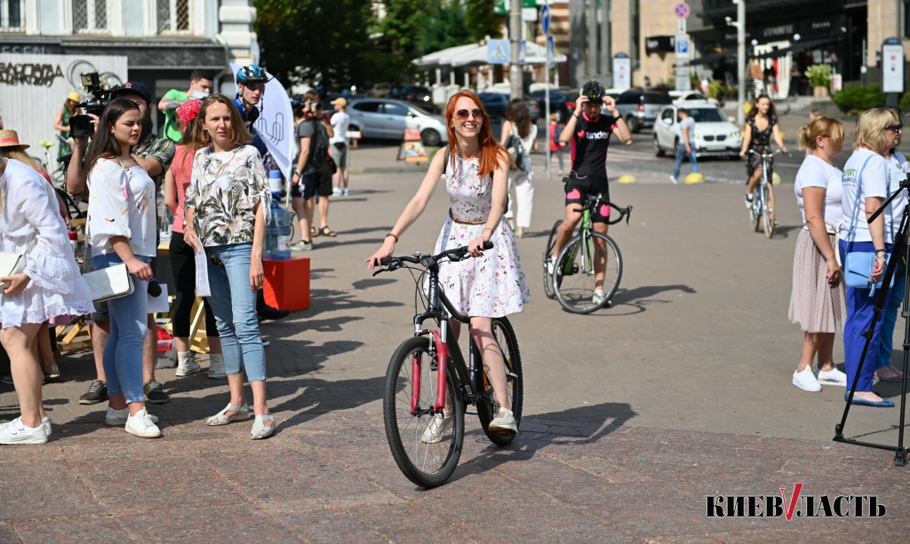 В Киеве прошел велопарад девушек Kyiv Cycle Chic (фото)