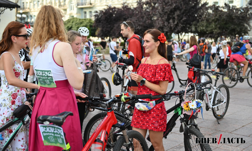 В Киеве прошел велопарад девушек Kyiv Cycle Chic (фото)