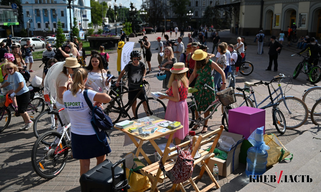 В Киеве прошел велопарад девушек Kyiv Cycle Chic (фото)