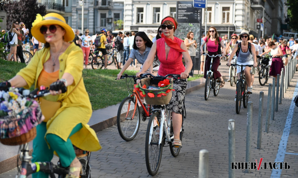 В Киеве прошел велопарад девушек Kyiv Cycle Chic (фото)