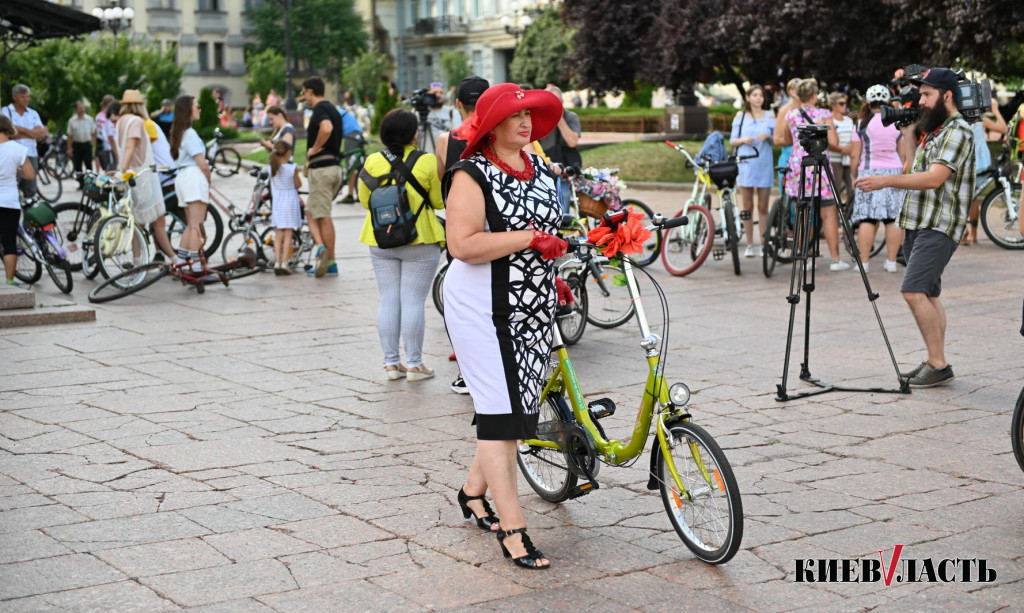 В Киеве прошел велопарад девушек Kyiv Cycle Chic (фото)