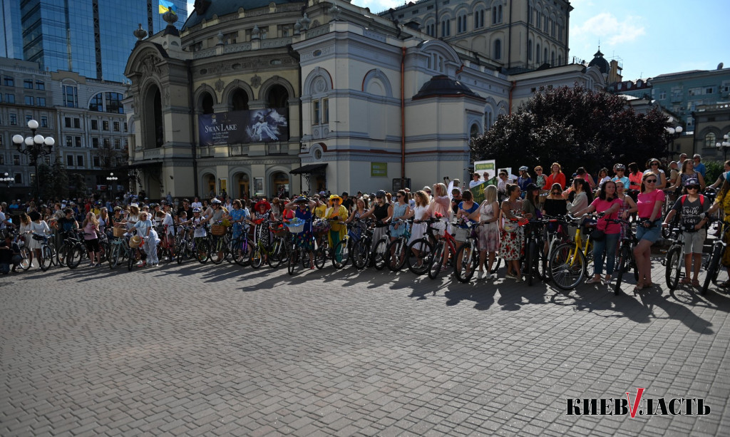 В Киеве прошел велопарад девушек Kyiv Cycle Chic (фото)