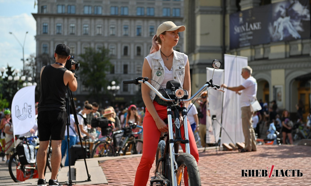 В Киеве прошел велопарад девушек Kyiv Cycle Chic (фото)