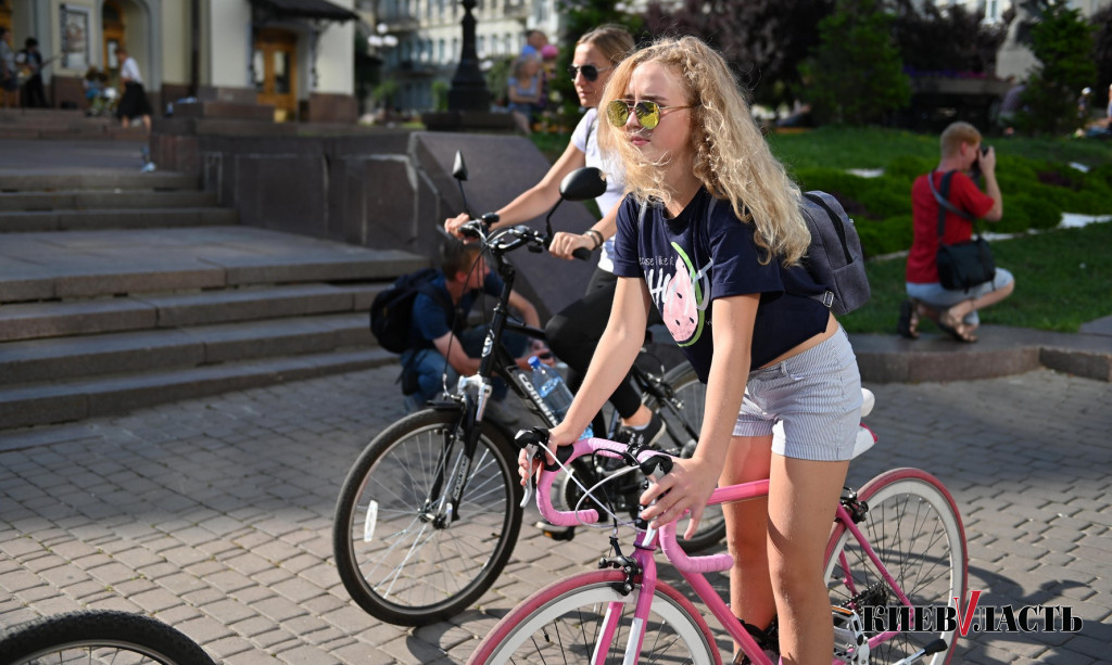 В Киеве прошел велопарад девушек Kyiv Cycle Chic (фото)