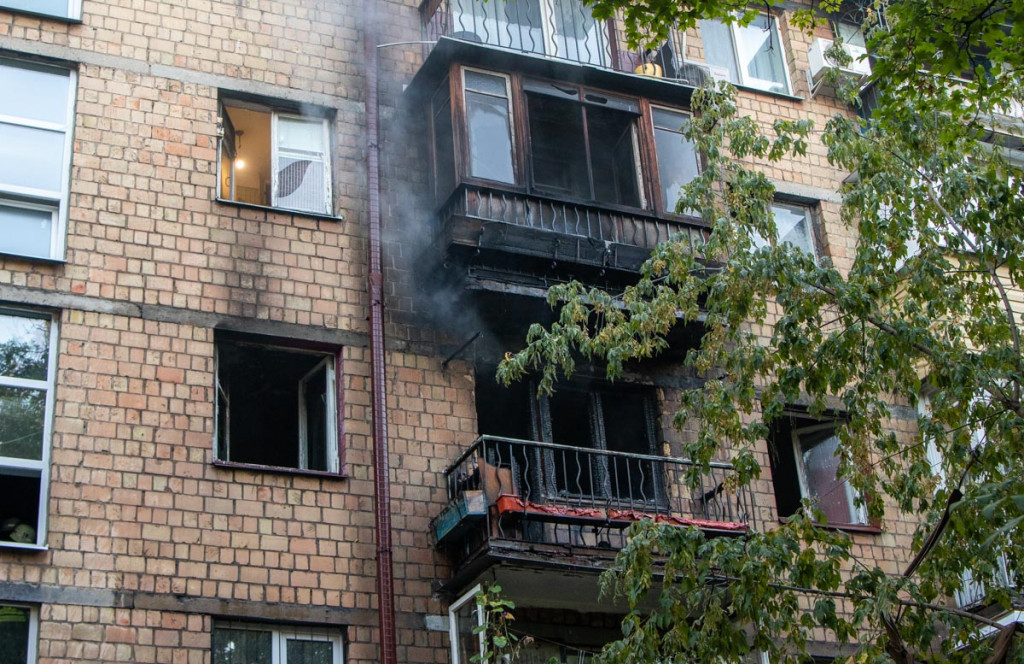 На бульваре Вацлава Гавела в Киеве в пожаре погибла женщина (фото, видео)