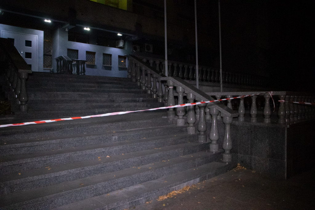 Ночью в Киеве неизвестные выстрелили из гранатомета в здание “Мостостроя” (фото, видео)