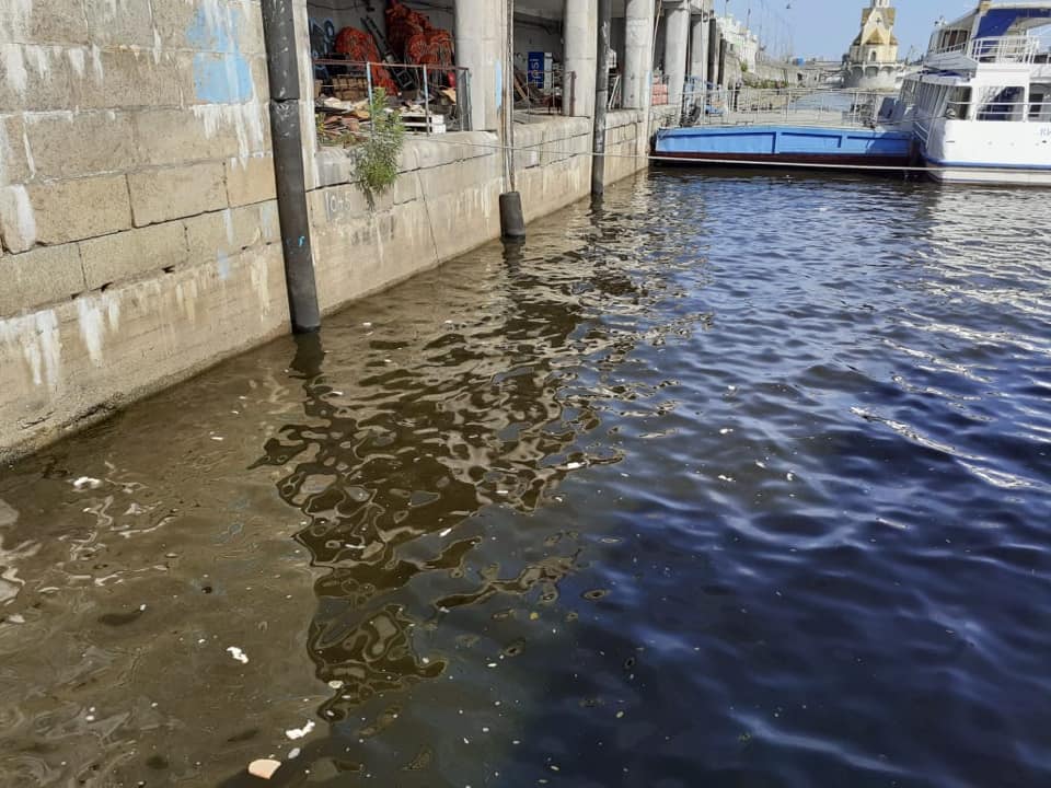 В центре столицы прямо с причала Киевского речвокзала ловили рыбу запрещенными сетями (видео)