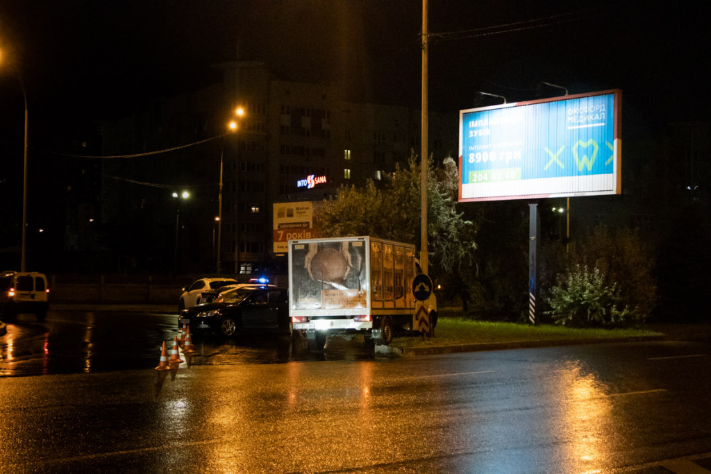 Грузовик с хлебом врезался в столб у метро “Левобережная” в Киеве из-за подрезавшей его “Шкоды”