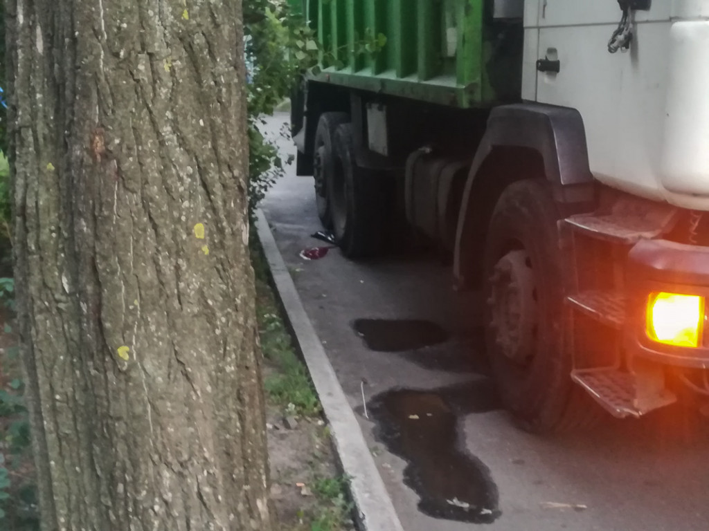 В Киеве под колесами мусоровоза погиб мужчина (фото, видео)