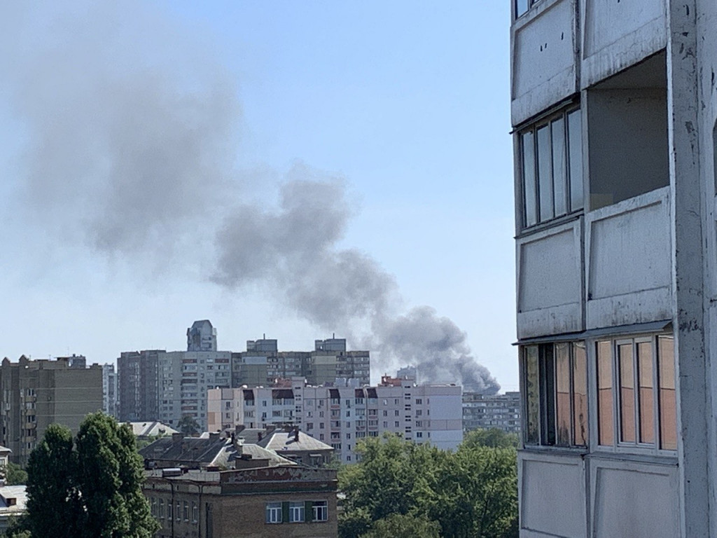 На складах у метро “Красный хутор” в Киеве произошел масштабный пожар (фото, видео)