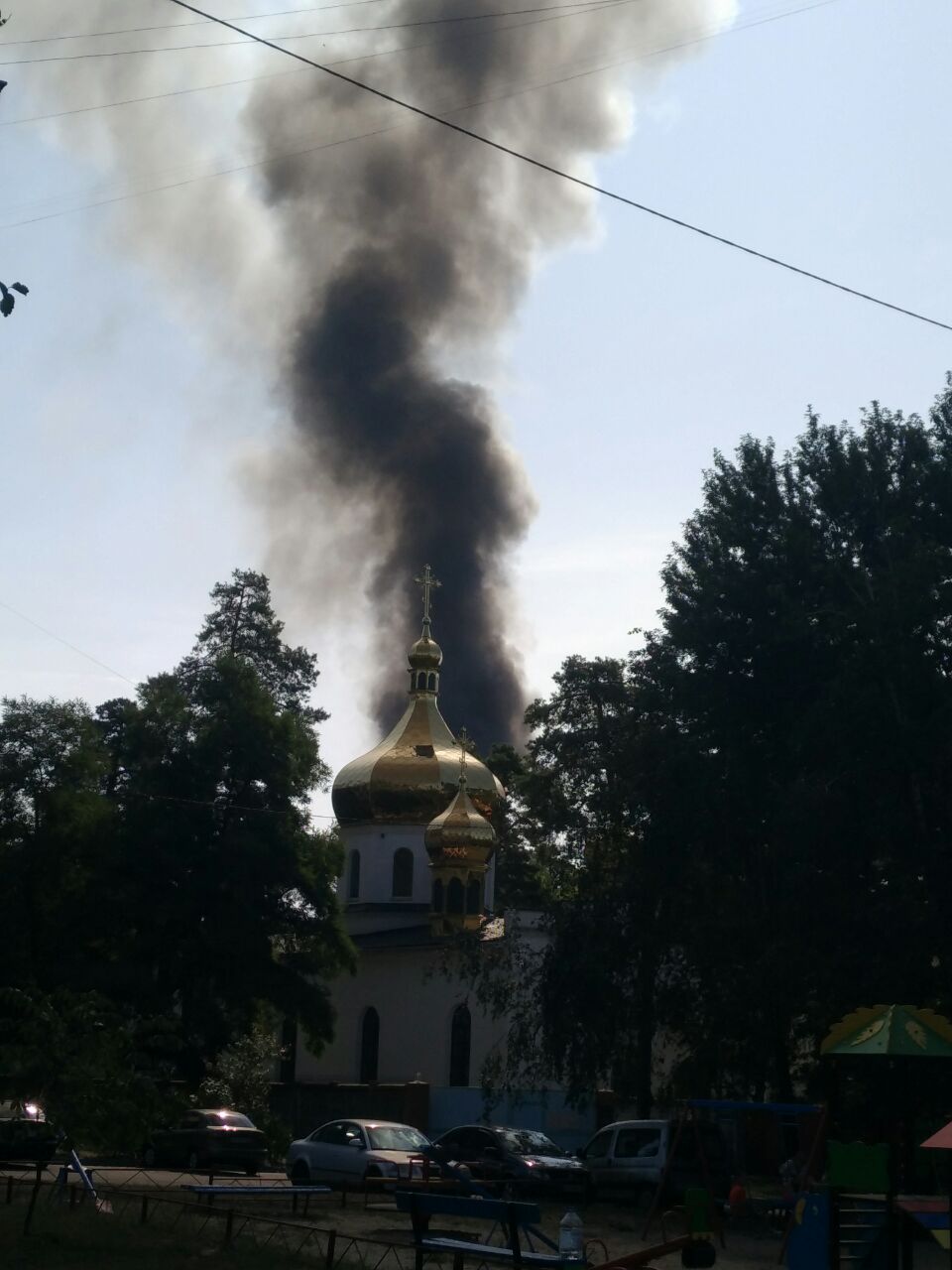 На складах у метро “Красный хутор” в Киеве произошел масштабный пожар (фото, видео)