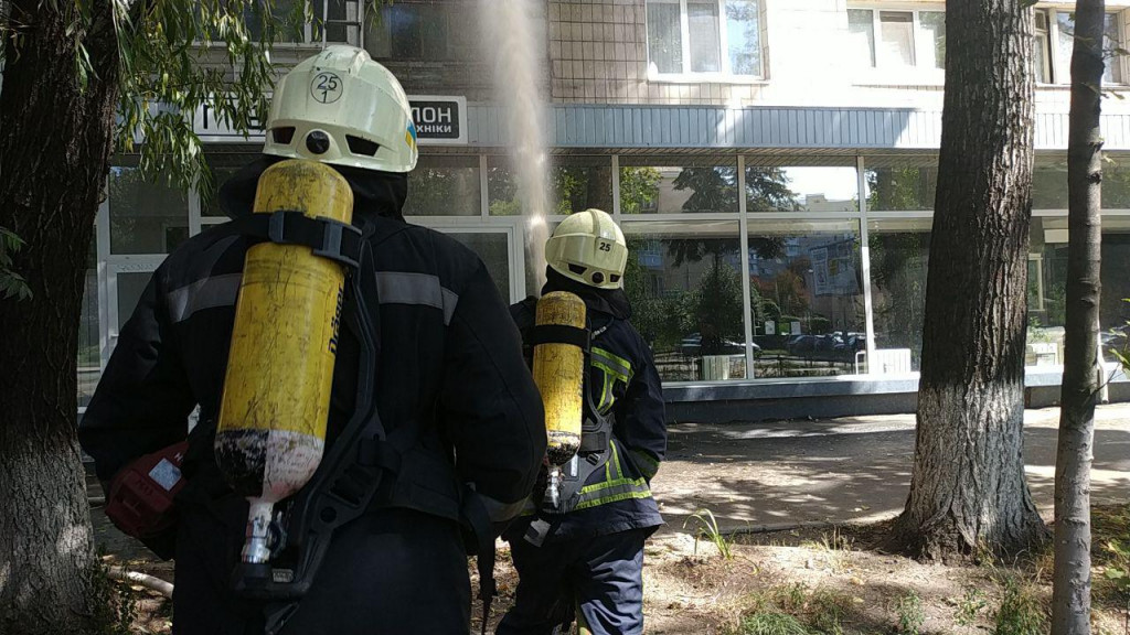 На Оболони столичные спасатели ликвидировали пожар в квартире (фото)