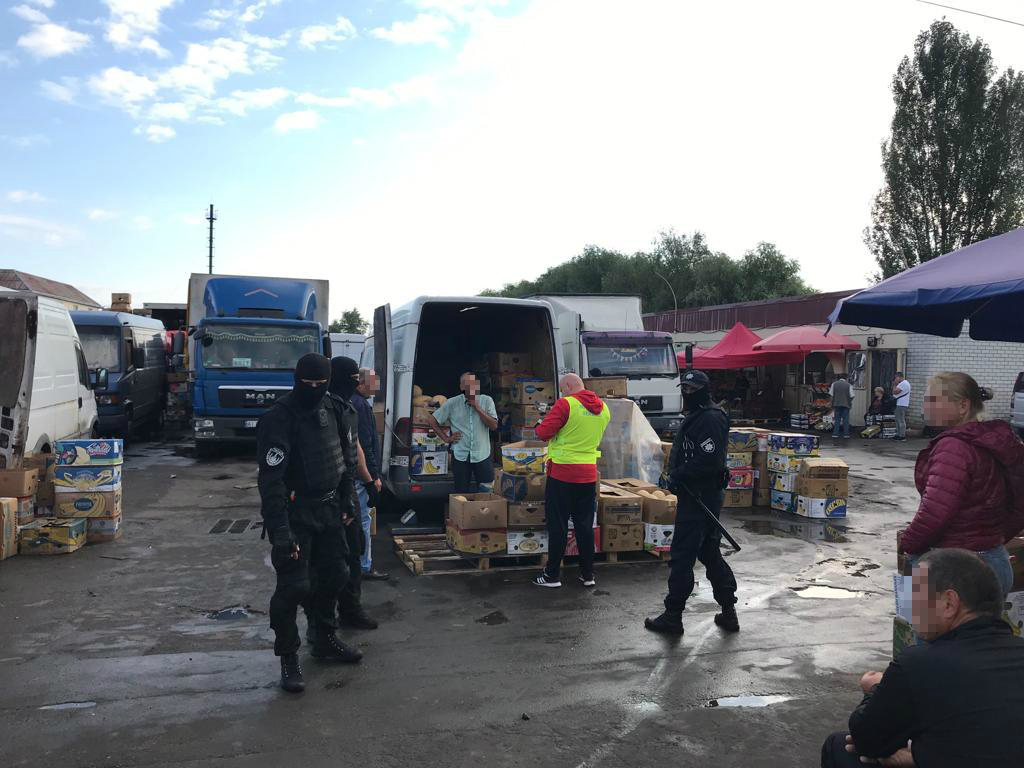 На столичном рынке в Деснянском районе вновь задержали большую группу нелегалов