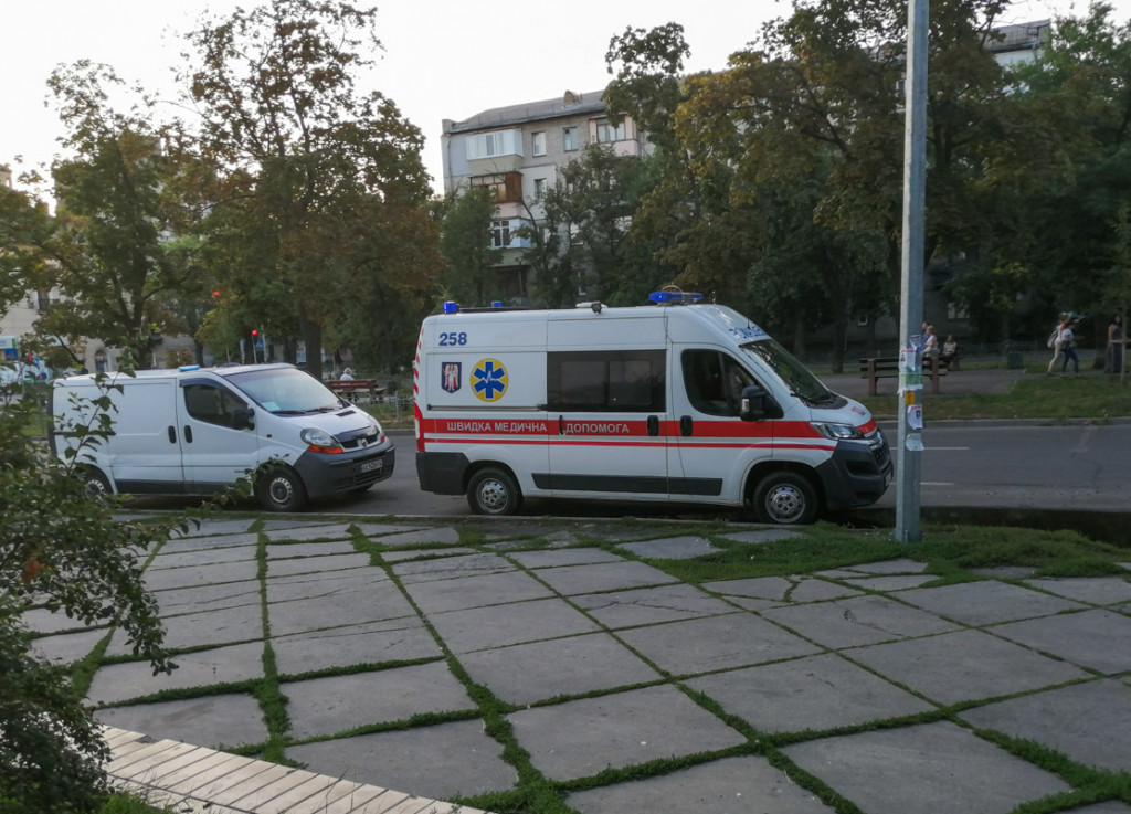 В Киеве под колесами мусоровоза погиб мужчина (фото, видео)
