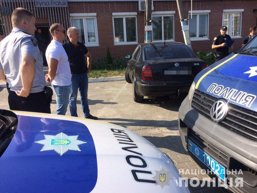 В Петропавловской Борщаговке обнаружили застреленного мужчину в автомобиле (фото, видео)