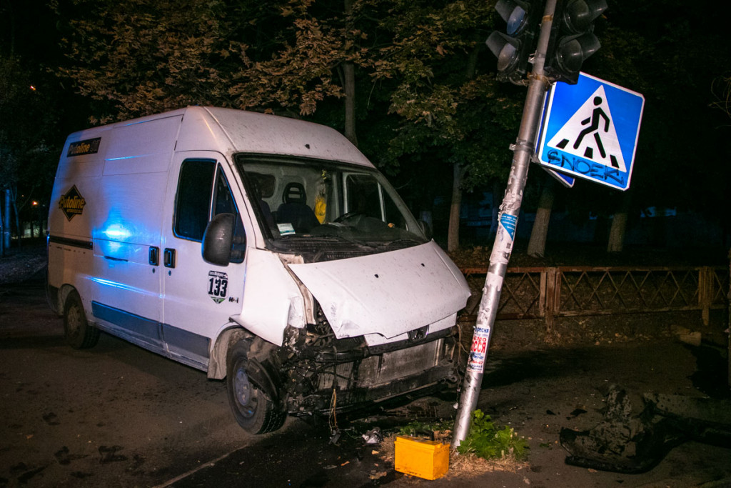 Пьяный работник СТО в Киеве попал в ДТП на машине клиента, убегая от полицейских (фото, видео)