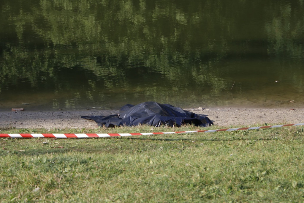 На Теремках из озера достали тело женщины (фото, видео)