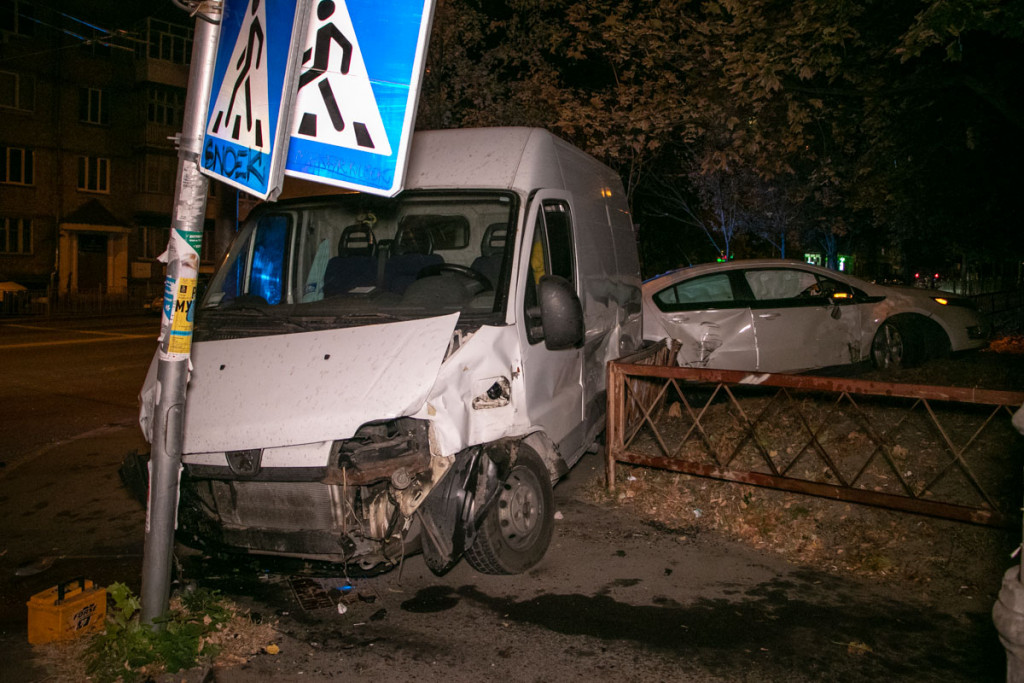 Пьяный работник СТО в Киеве попал в ДТП на машине клиента, убегая от полицейских (фото, видео)